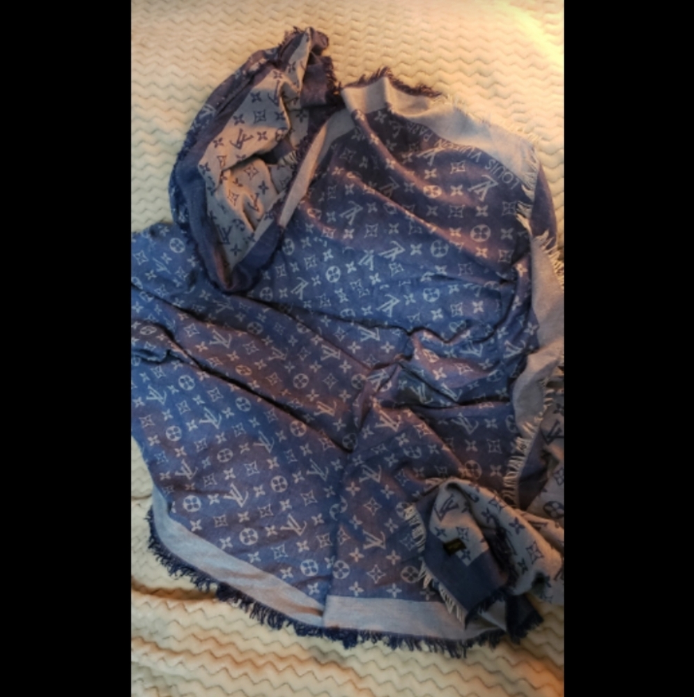 Louis vuitton large wrap/scarf
